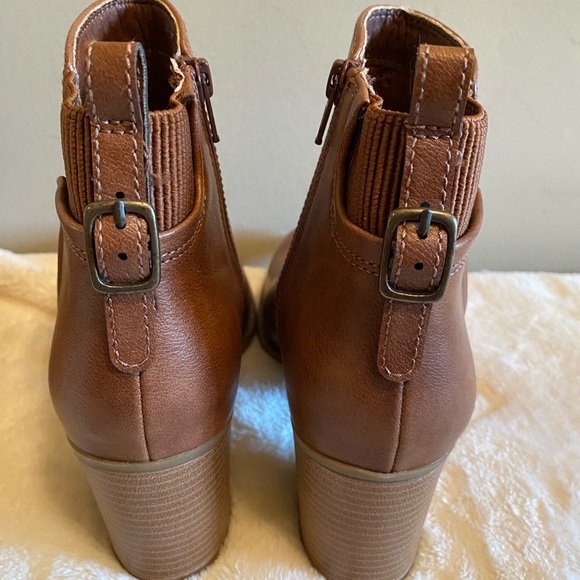BareTraps Brown Ankle Boots - Picture 4 of 10